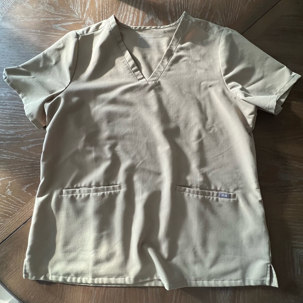 FIGS Casma 3-pocket scrub top in Sandstone, XL